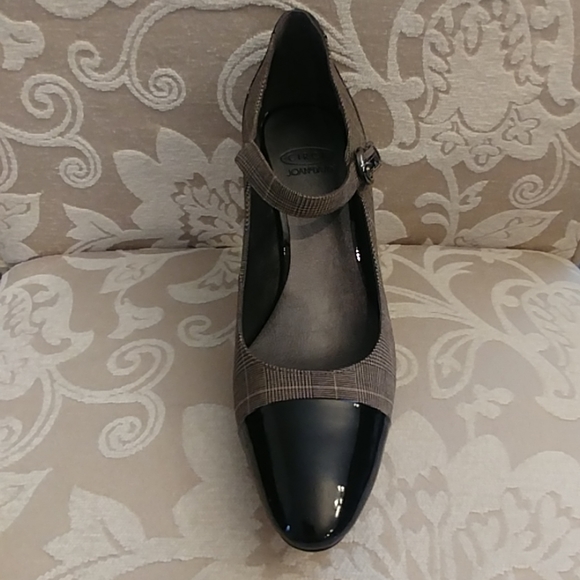Circa Joan and David Mary Jane Pumps - Picture 5 of 8